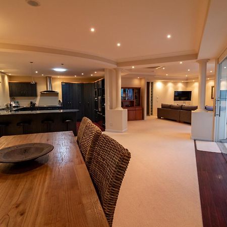 Large Luxury Apartment Located Right In Town Taupomeer Buitenkant foto