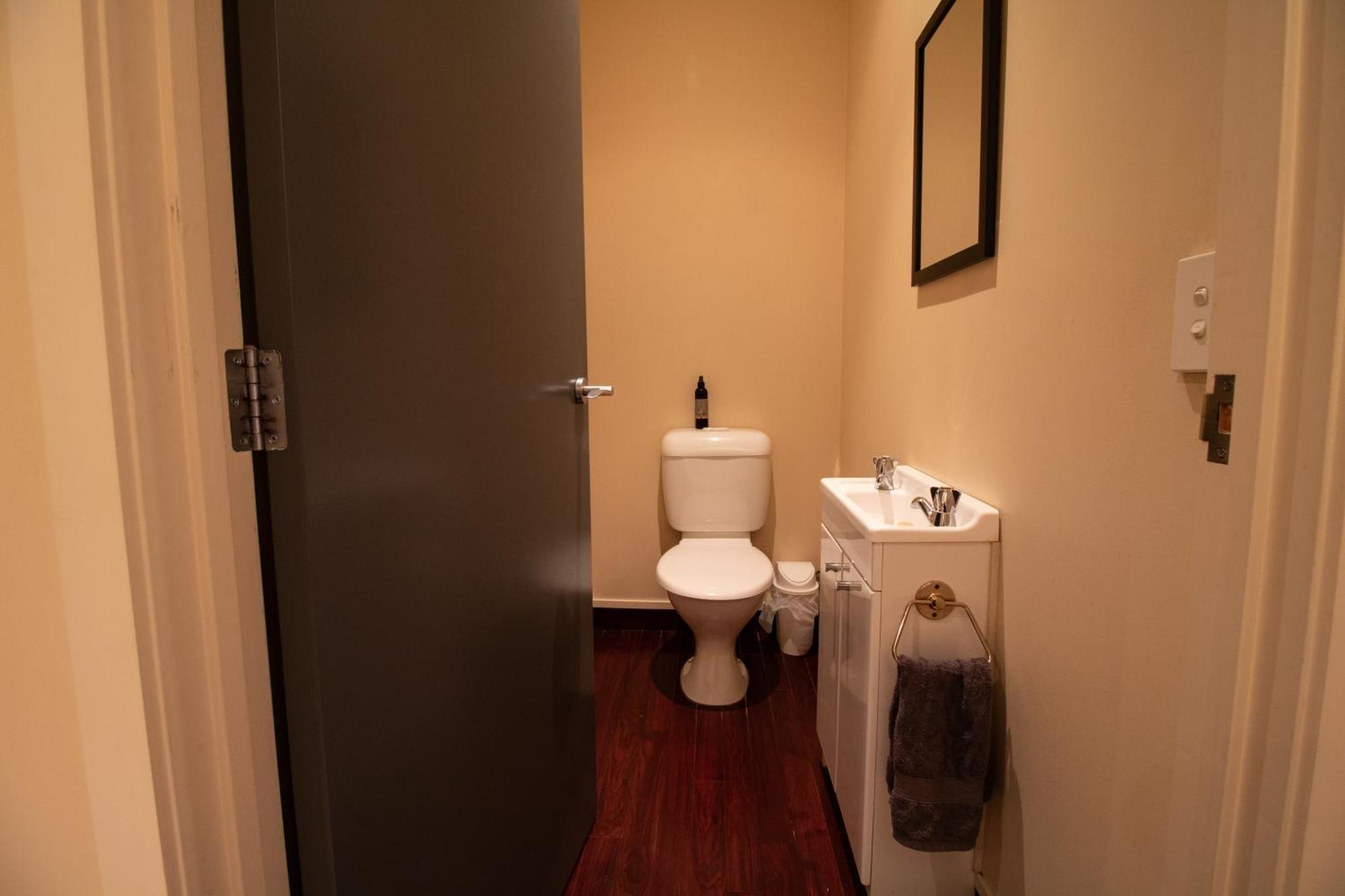 Large Luxury Apartment Located Right In Town Taupomeer Buitenkant foto