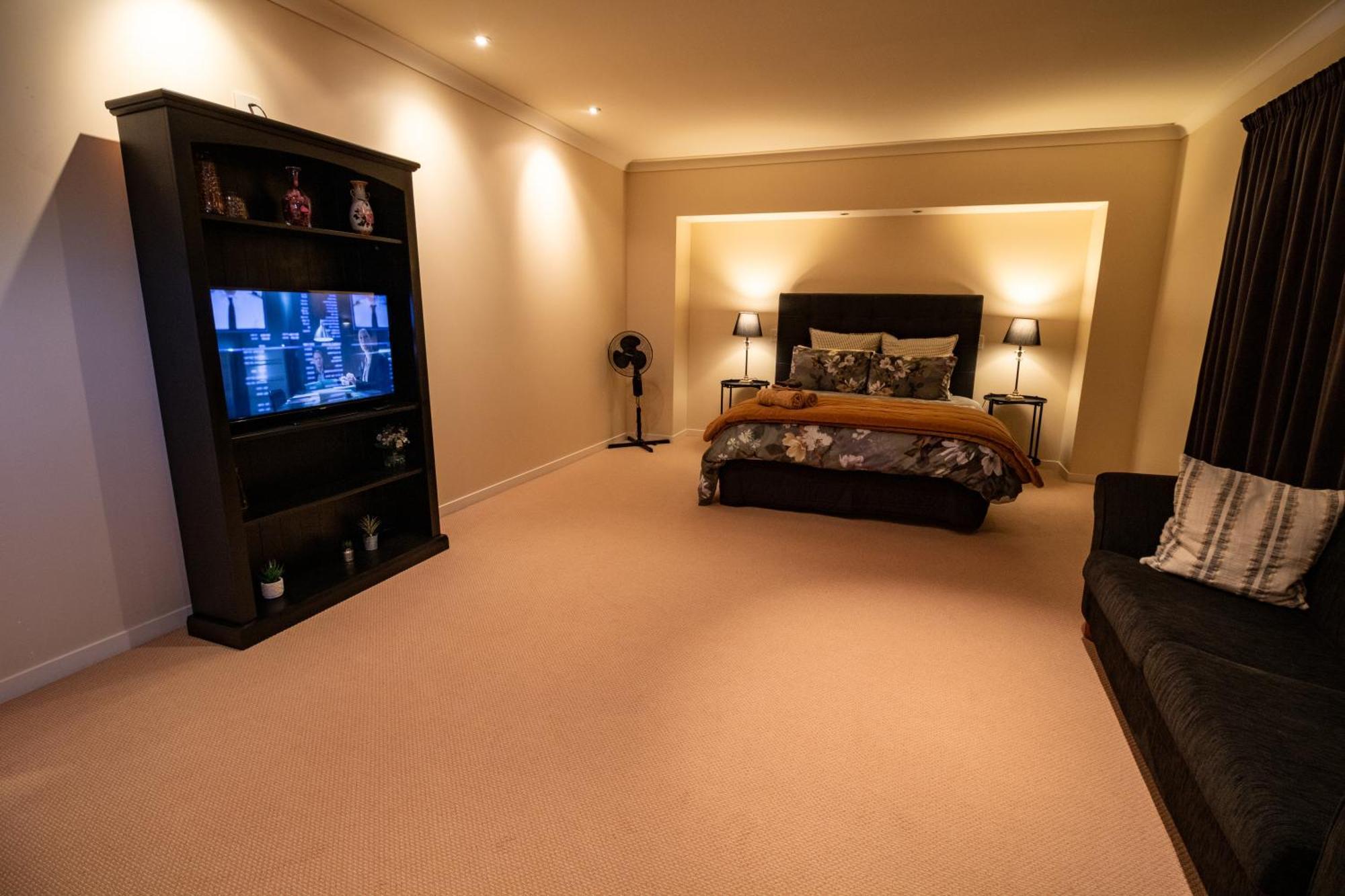 Large Luxury Apartment Located Right In Town Taupomeer Buitenkant foto