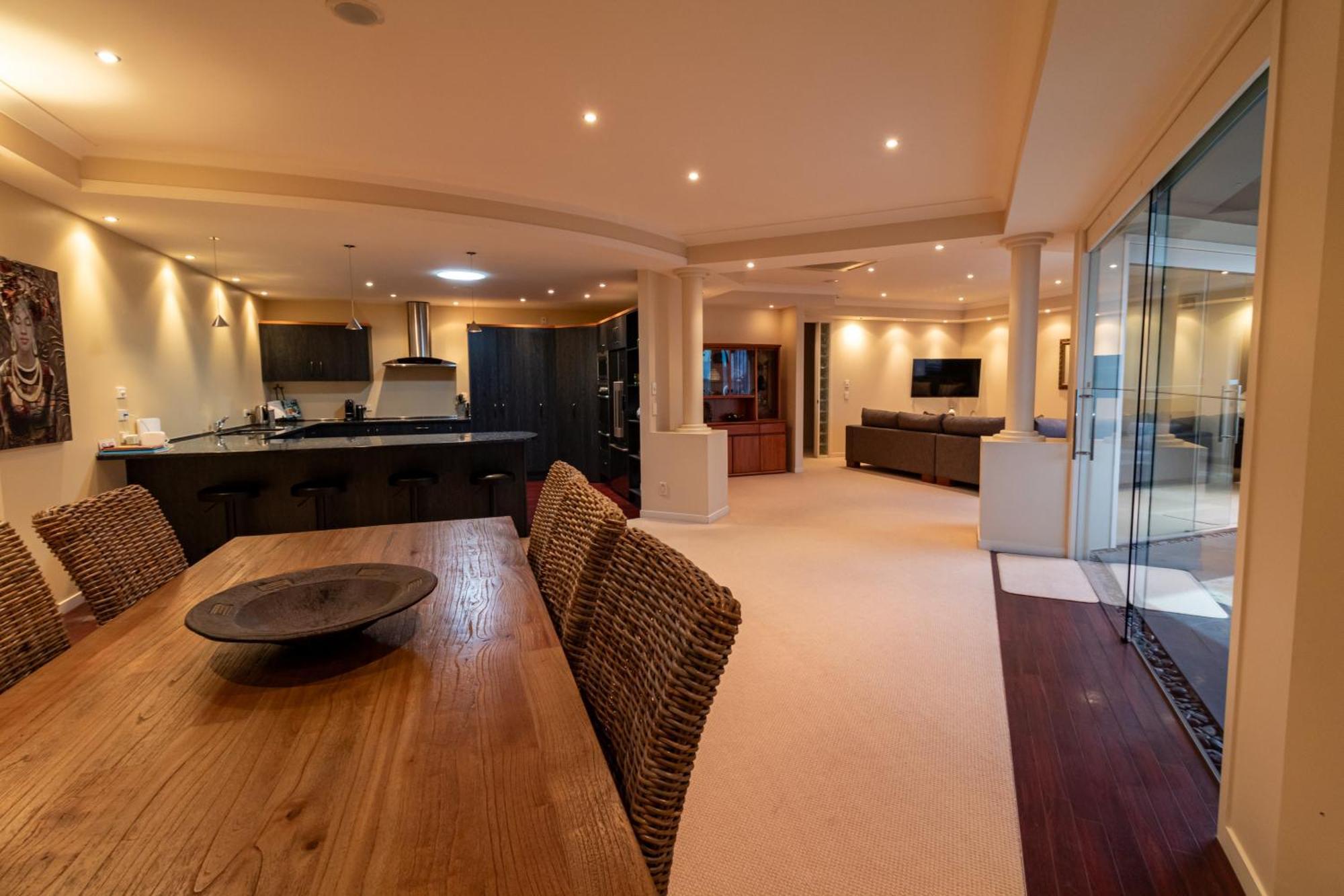 Large Luxury Apartment Located Right In Town Taupomeer Buitenkant foto
