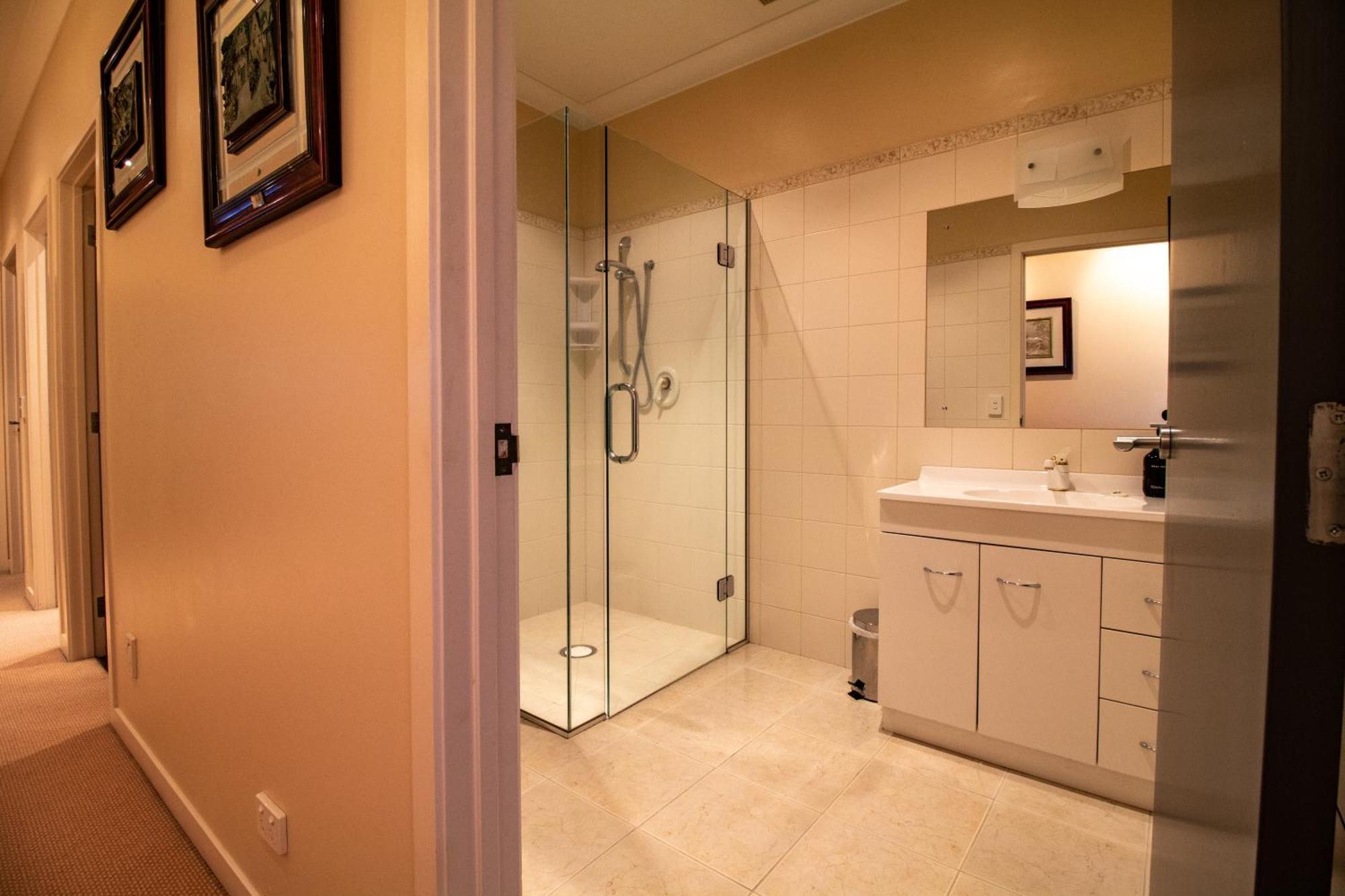 Large Luxury Apartment Located Right In Town Taupomeer Buitenkant foto
