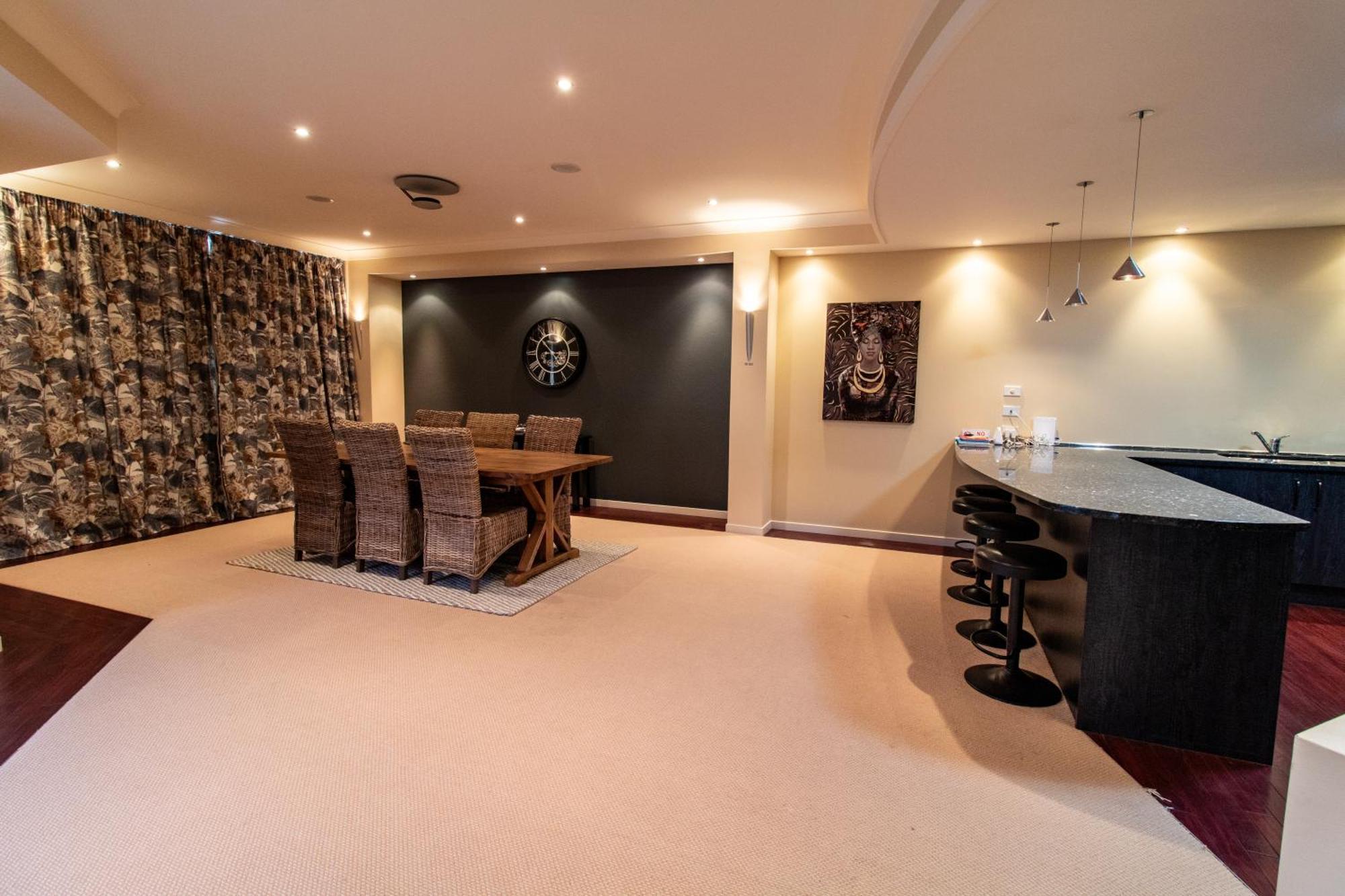 Large Luxury Apartment Located Right In Town Taupomeer Buitenkant foto