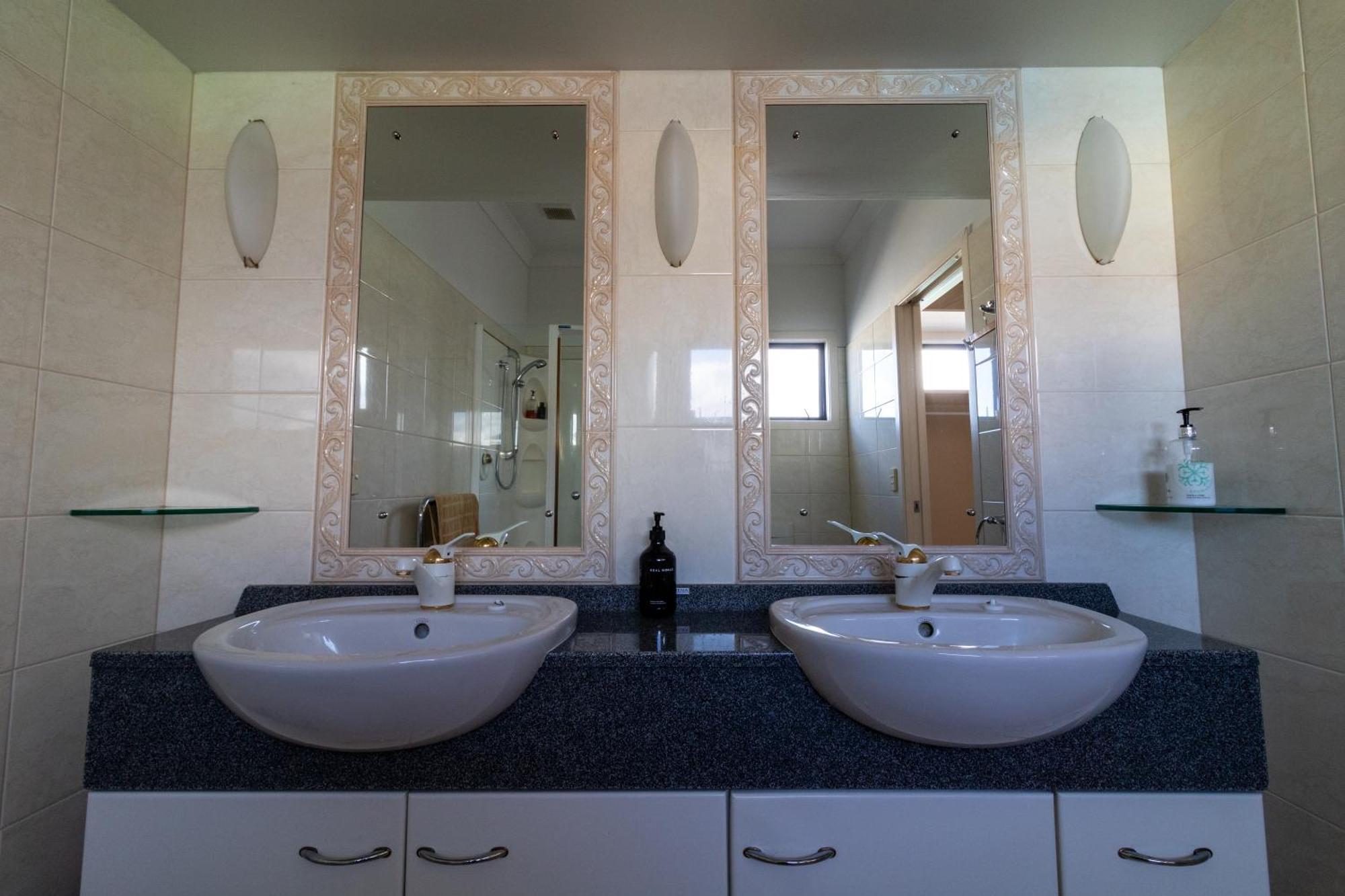 Large Luxury Apartment Located Right In Town Taupomeer Buitenkant foto
