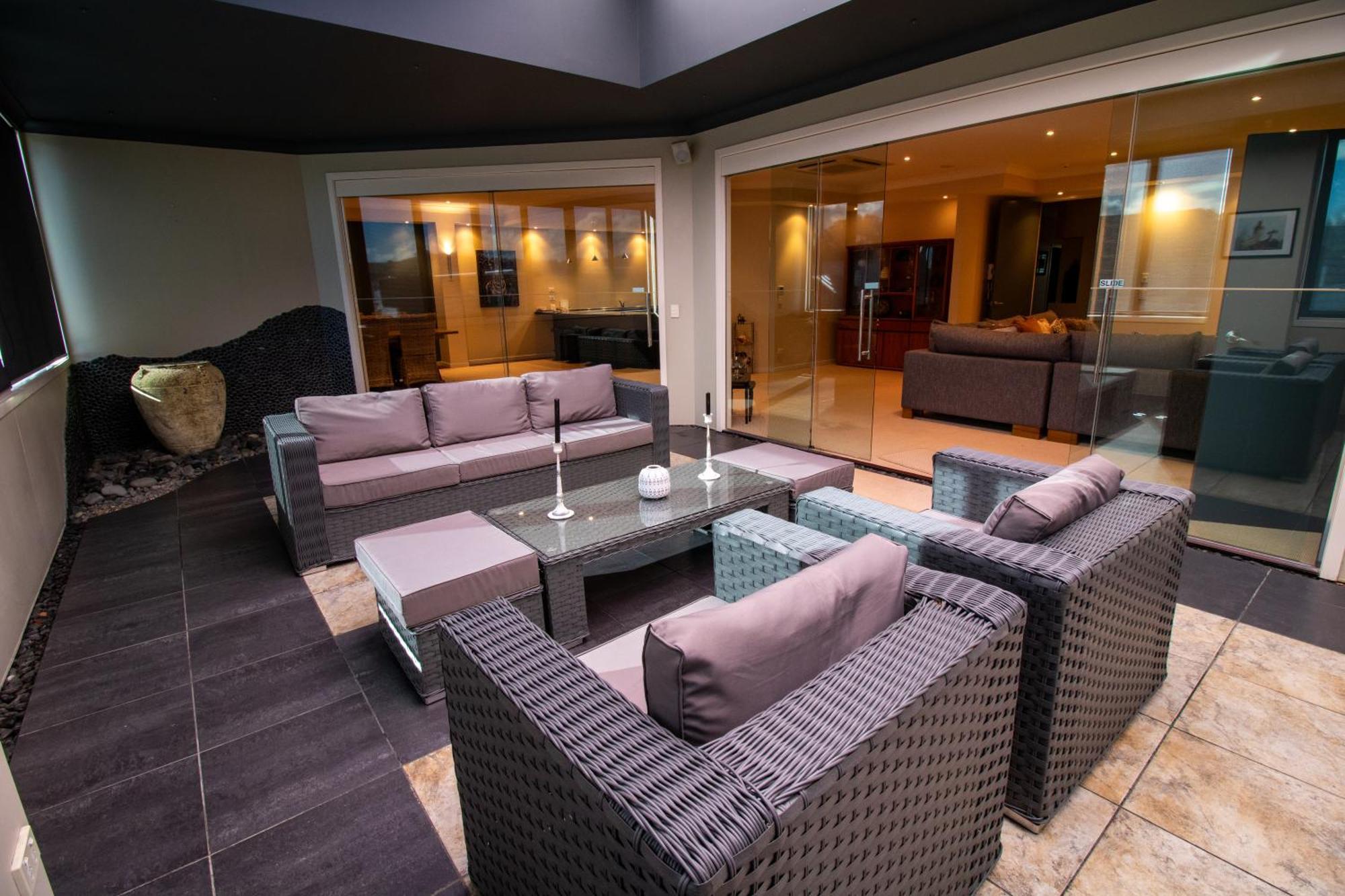 Large Luxury Apartment Located Right In Town Taupomeer Buitenkant foto